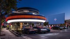 Z restaurace Tesly vám spadne brada. Minulost se prolíná s budoucností, obsluhují i roboti