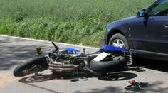 Na Zlínsku havaroval motorkář. PŘELETĚL PŘES ŘIDÍTKA