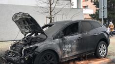 Muž zapaloval auta. Bezdomovec ho bránil, poštval na policisty psy