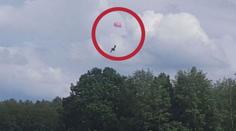 VIDEO: Let skončil pádem letadla, pilot se zachránil skokem
