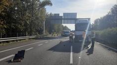 Nehoda uzavřela dálnici D10. Kamion srazil člověka, letěl pro něj vrtulník