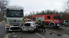 Vážná nehoda na Písecku: Srazily se dva kamiony a osobní auto