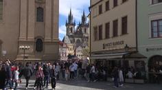 Praha se zbavuje nálepky levné destinace. Turisté jsou ochotní si připlatit