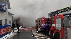 V Jablonci hořela autodílna. Dva lidé se zranili, hasiči museli vypnout přívod plynu