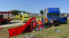 Tragická nehoda na jihu Čech. Auto nedalo přednost kamionu, zemřeli tři lidé