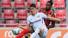 Leverkusenu pomohly vlastní góly i Schick, Bayern deklasoval Herthu