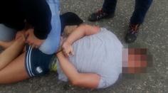Policisté hledali lupiče. Takhle zmuchlali podezřelého. VIDEO