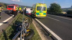 Motorkářka na Teplicku dostala smyk a sjela mimo cestu. Nehodu nepřežila