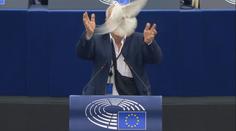 Politik, nebo kouzelník? Slovenský europoslanec vypustil při jednání holubici z obleku