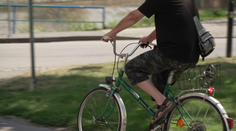 ANKETY: Cyklisté helmu stále nepotřebují, mohou ale jezdit mezi auty