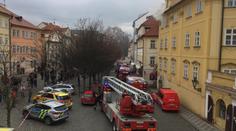 U Karlova mostu vzplál byt, zraněnou ženu odvezla záchranka!