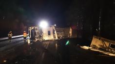 Ledovka komplikuje dopravu na silnicích i železnici. Policie řešila desítky nehod