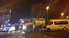 Motorkář se vážně zranil při čelním střetu s mikrobusem