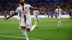 Dvě penalty a dvě červené. Lyon divočinu zvládl. Skóroval i Lacazette