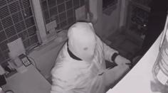 Dvojice mužů vykradla benzínku na Lounsku, pátrá po nich policie