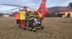 Muž jel se dvěma dětmi na čtyřkolce. Po nehodě bojuje o život on i 7letý chlapec