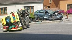 Na Jihlavsku se srazilo auto se sanitkou. Převrátila se na bok, na místo letěl vrtulník