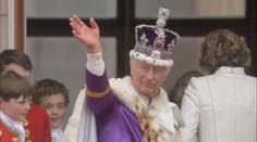 Karel III. byl korunován králem. Z balkónu pozdravil davy