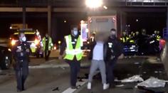 Zvědavec si natáčel nehodu. Vzteklí policisté mu mrtvolu ukázali pořádně zblízka