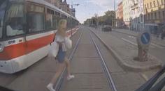 Tramvaj v Brně málem srazila dívku. Ta si toho vůbec nevšimla
