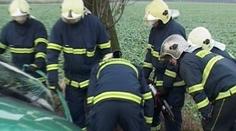 Desítky dopravních nehod a mrtví na silnicích