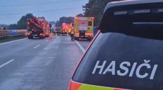 Na dálnici D2 se převrátil autobus, zranilo se 6 lidí
