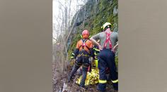Chlapec spadl na Doupově ze skály, lékařka se k němu spustila z vrtulníku