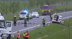Dodávka se čelně srazila s náklaďákem, řidič nemohl přežít!