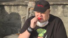 Muž za deset minut snědl třináct nejpálivějších chilli papriček světa