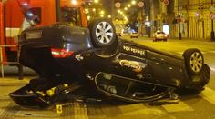 Taxikář převrátil v Praze auto na střechu, on i zákazník skončili v nemocnici