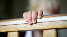 Chlapec (5) byl doma bez rodičů. Spadl z balkonu v prvním patře