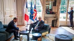 Britský premiér pobouřil svět! U Macrona se prý choval trapně