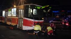 VIDEO: Tramvaj vyjela z kolejí, příčina nehody se vyšetřuje
