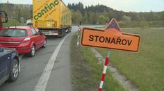 Kolony, objížďky, rozkopané silnice: Cesta na dovolenou bude peklo
