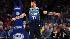 76ers přišli o Embiida a poté prohráli s Clevelandem, Dončič opět zářil