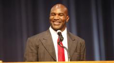 BLOG: Řezník z ringu Holyfield ukončil kariéru a představil omáčku