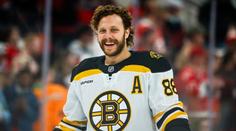 Pastrňák krásnou kličkou poslal obránce na párek. Boston vyhrál pošesté v řadě