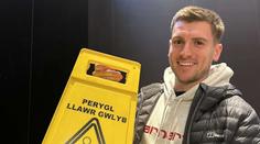 Britové se baví cedulí z pražských záchodů. Je to pro ně záhada