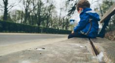 Šestiletý bezdomovec! Chlapec přespával se svým otcem v parku