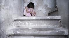 Muž věřil konspiračním teoriím. S ženou a šesti dětmi žili ozbrojení ve sklepě