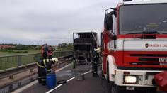 Kolony směrem na Slovensko: Dálnici D2 zastavil hořící kamion