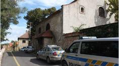 Děti na zahradě mateřské školy vyhrabaly z hlíny lidskou lebku a kost