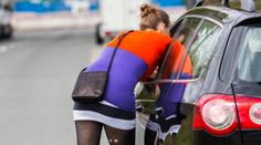Klient změnil trasu, prostitutka se lekla a vyskočila z auta za jízdy