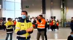 Rušno v Mercedesu. Zavření fabriky kvůli koronaviru si dělníci vybojovali