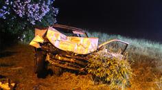 "Chci nás oba zabít!" řekla řidička stopaři a nabourala do zdi