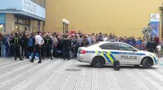 Bankovka s Gottem přitáhla davy lidí, na místě zasahuje i policie