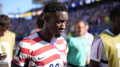 O omilostnění americké hvězdy rozhodl jediný muž. FIFA čelí ostré kritice