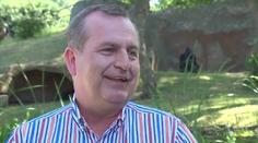 Rektor Zima rozjímal u goril. A prozradil svůj lék na kocovinu