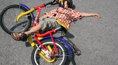 Muž chtěl pomoci sraženému cyklistovi (11), místo toho skončil zmlácený v nemocnici!