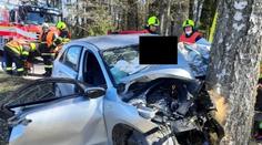 Vážná nehoda na Semilsku. 85letý řidič neměl šanci náraz do stromu přežít